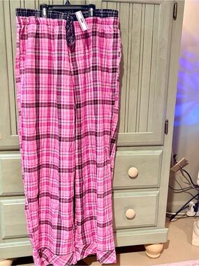 VS PINK PLAID PJ PANTS SIZE LARGE IN SHORT LENGTH (25” INSEAM) RETAILS AT $44.95